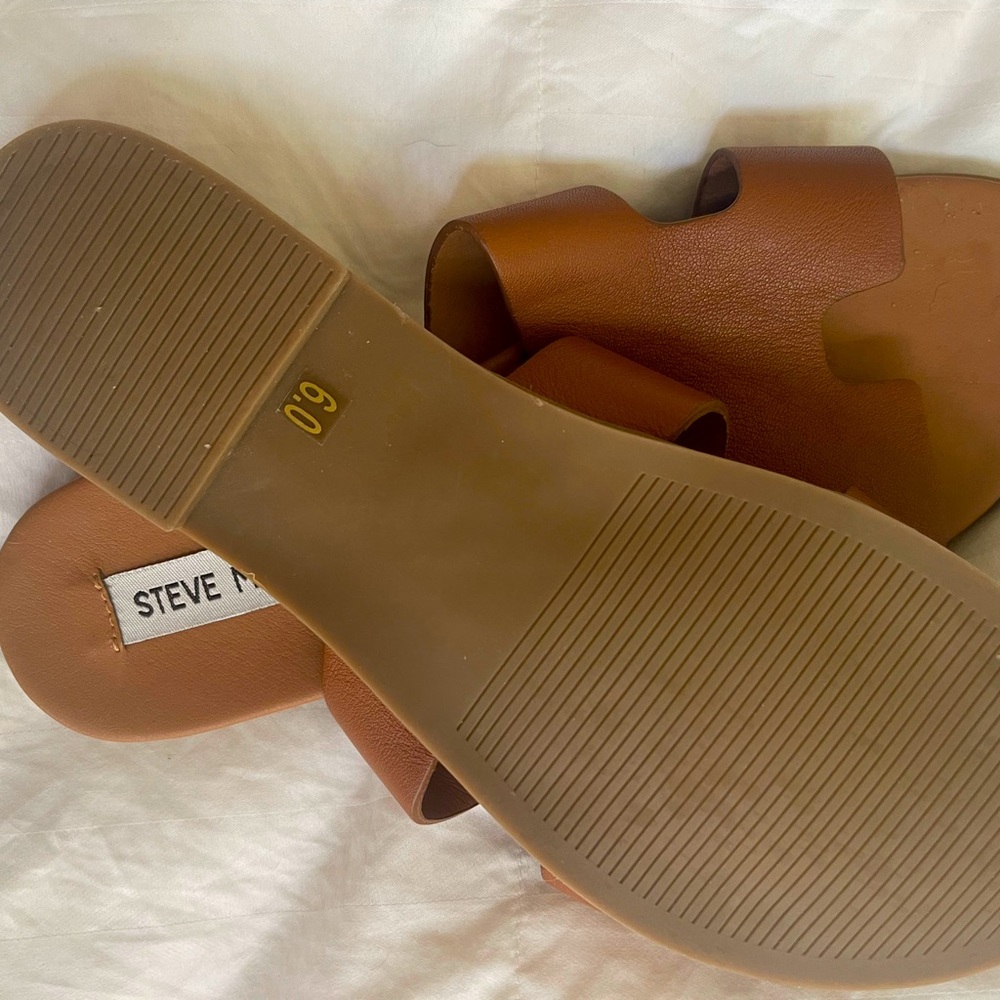 brande new never worn steve madden slides